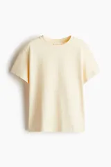 Remera color crema de algodón, de corte amplio, con cuello redondo y mangas cortas.