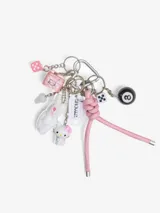 Llavero con dije de mosquetón plateado y charms colgantes: dado rosa, cartera rosa con Hello Kitty, fantasma blanco, Hello Kitty blanca con moño rosa, placa con el logo de la marca, nudo marinero rosa, dado blanco y bola de billar negra con el número 8.