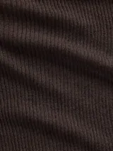 Buzo de tejido fino y semitransparente con cuello redondo y mangas largas, diseñado con una capa superpuesta estilo musculosa de punto acanalado.
