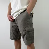 Bermuda cargo de gabardina Santa Barbara color verde militar, con múltiples bolsillos utilitarios en los laterales y diseño holgado.