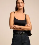 Musculosa negra de tirantes finos, confeccionada en poliamida y elastano.