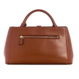 Cartera Guess modelo Carrie de color marrón, confeccionada en cuero sintético, con doble asa superior y correa de hombro ajustable. Presenta herrajes dorados, logo frontal de la marca y detalle de llavero colgante con candado.