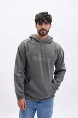 Canguro polar de color gris oscuro con capucha, bolsillo canguro y estampado frontal que dice "NEW YORK 1982 BROOKLYN".