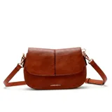 Cartera bandolera de diseño compacto con solapa frontal, confeccionada en material sintético con acabado texturizado. Cuenta con correa larga ajustable y herrajes metálicos dorados.