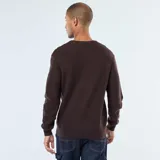 Sweater de punto marrón oscuro con textura de punto fantasía, cuello redondo con abertura de tres botones y manga larga con puños y bajo acanalados.