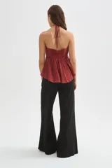 Top halter color amarillo claro, con escote strapless y detalle de argolla en el cuello, confeccionado en viscosa con diseño holgado y acabado fluido.