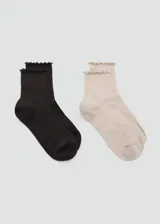Pack de dos pares de medias tobilleras de tejido acanalado, en color negro y beige, con ribete superior con volados.