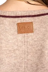 Sweater de tejido de punto con calce oversize, color azul marino con detalles en color marrón en las mangas y cuello. Presenta un diseño de manga larga y puños y ruedo acanalados.