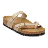 Sandalias Birkenstock modelo Mayari, color arena, con dos tiras ajustables con hebilla metálica dorada y diseño de dedo. Plantilla anatómica de corcho con estampado floral y suela negra dentada.