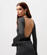 Vestido midi de tejido canelado con efecto metalizado, corte ajustado, cuello redondo y mangas largas. Presenta un diseño elegante con abertura en la espalda.