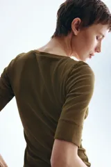 Top entallado en punto acanalado de algodón de color verde militar, con escote en U, mangas cortas y tapeta con cuatro botones en el frente.