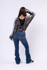 Campera con capucha de estilo deportivo, confeccionada en tejido aterciopelado con estampado animal print de leopardo. Presenta cierre frontal, mangas largas con doble franja lateral blanca y puños elásticos.