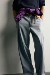 Pantalón chino para hombre de corte relajado, confeccionado en tejido de algodón con efecto lavado en color celeste. Cuenta con bolsillos delanteros, bolsillos traseros de vivo con botón y cierre frontal con cremallera y botón.