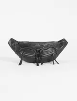 Riñonera de cuero sintético color negro con acabado texturizado. Presenta dos bolsillos frontales con cierre y un compartimento principal con cierre superior. Incluye detalles de costuras visibles y tiradores de cierre largos.