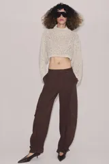 Pantalón cargo de tiro medio confeccionado en algodón, con diseño de pierna tipo barril. Presenta bolsillos laterales y bolsillos de plastrón con solapa en las piernas, además de un bajo ajustable con trabillas y hebilla metálica.