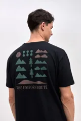 Remera de manga corta confeccionada en jersey de algodón pesado con textura suave. Presenta un calce relajado y cuenta con bordado de la marca en el pecho y en la espalda.