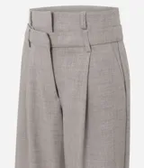 Pantalón de sastrería de corte ancho y recto, color gris, con cintura doble estructurada y removible, pinzas frontales y bolsillos.