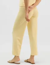 Pantalón tejido de corte recto y diseño fluido, color amarillo, con cintura ancha elastizada.