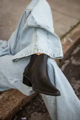 Botas tipo chelsea de cuero negro, con elásticos laterales y taco bajo cuadrado.