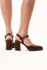 Sandalias de gamuza color chocolate, con punta fina, plataforma delantera, taco ancho alto y tira ajustable con hebilla en el tobillo.