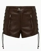 Short de cuero sintético negro con cierre frontal, bolsillos con cremallera y cordones laterales ajustables.