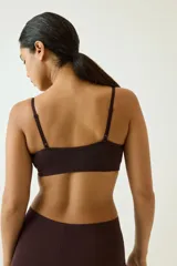 Soutien suave de punto sin costuras color bordó, con copas con relleno extraíble y doble bretel ajustable en cada lado.