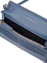 Bandolera Tommy Hilfiger color celeste con diseño acolchado a rombos y logo metálico dorado en el frente.