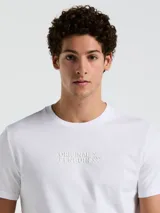 Remera blanca de algodón con logo de la marca en relieve en el frente, cuello redondo y corte slim fit.