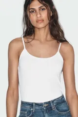 Camiseta ajustada negra con escote redondo y tirantes finos.