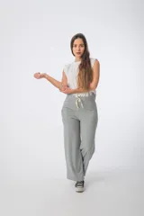 Pantalón verde de morley, corte recto y bolsillos laterales.