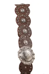 Cinturón ancho de ecocuero color marrón con apliques metálicos plateados y hebilla grabada estilo western.