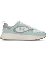 Championes Under Armour modelo Mirage Sport, con diseño de inspiración retro. Presentan una combinación de malla transpirable con superposiciones de gamuza y cuero en tonos verde agua y gris. Incluyen entresuela de EVA acolchada y suela de goma resistente, con el logotipo de la marca en detalle tipo joya en el lateral.