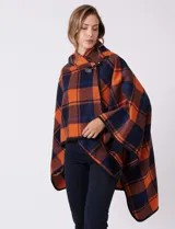 Capa de tejido cuadrille con diseño de cuadros en tonos marrón, beige y naranja. Presenta un cierre frontal con botón tipo trenca y bordes con ribete negro.