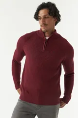 Sweater de punto color bordó, con cuello alto y cierre de medio cierre.