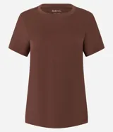 Remera básica de cuello redondo y manga corta, confeccionada en algodón peruano de alta calidad. Presenta un diseño liso y versátil, ideal para uso diario.