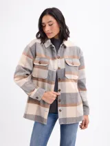 Sobrecamisa de franela con estampado de cuadros grandes en tonos blanco y negro. Presenta cuello camisero, cierre frontal con botones, mangas largas con puños abotonados y bolsillos frontales con solapa.