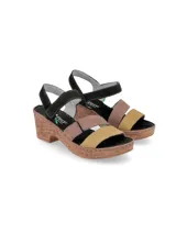 Sandalia con plataforma de corcho, tiras de cuero color negro, marrón y amarillo.