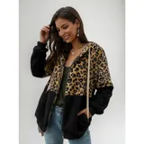 Campera tipo polar con cierre frontal, diseño combinado con estampado animal print en la parte superior y tejido de peluche blanco en la parte inferior. Cuenta con capucha con cordones ajustables y dos bolsillos frontales.
