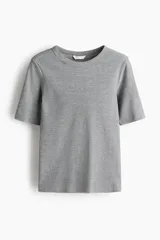 Remera de manga corta en punto acanalado, de modelo entallado con cuello redondo ribeteado.