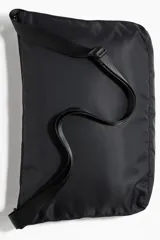 Cartera cruzada acolchada de color negro con dos bolsillos frontales con cierre, correa ajustable y cierre superior.