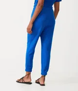Pantalón jogger azul eléctrico de viscosa con cintura elástica ancha y lazo ajustable.