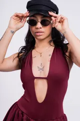 Vestido corto color borgoña, con escote halter, espalda descubierta y falda de doble capa con volantes.