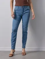 Jean elastizado de tiro medio, corte skinny, color celeste.