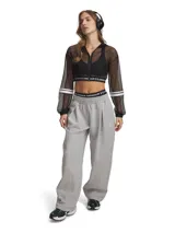 Campera deportiva Under Armour HeatGear Mesh FZ de color negro, confeccionada en tejido de malla perforada ultraligero y transpirable. Presenta diseño corto (cropped) con cierre frontal completo, capucha, mangas largas con puños elásticos y bandas blancas horizontales. Incluye una banda elástica inferior visible con el logotipo de la marca.