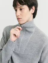 Remera de punto inglés con cuello alto y medio cierre metálico. Presenta mangas largas y puños en punto canalé.