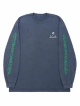 Remera negra de manga larga con diseño tribal y detalles estampados en las mangas, confeccionada con un corte cómodo y casual.