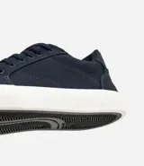 Championes casuales de caña baja con cierre de cordones, confeccionados en lona de algodón con suela de goma vulcanizada.