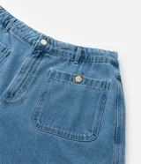 Bermuda de jeans de algodón, color azul medio, de corte amplio y largo hasta la rodilla. Presenta tiro alto con ajuste elástico interno en la cintura y bolsillos frontales.