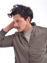 Campera bomber negra con cierre frontal y bolsillos laterales con cierre.