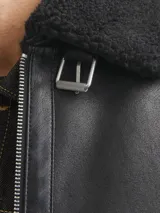 Campera aviador negra de poliuretano con cuello extendido de piel sintética, cierre con cremallera y bolsillos frontales.